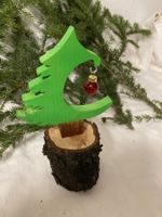 Weihnachts Deko Tannenbaum grün auf Baumstamm