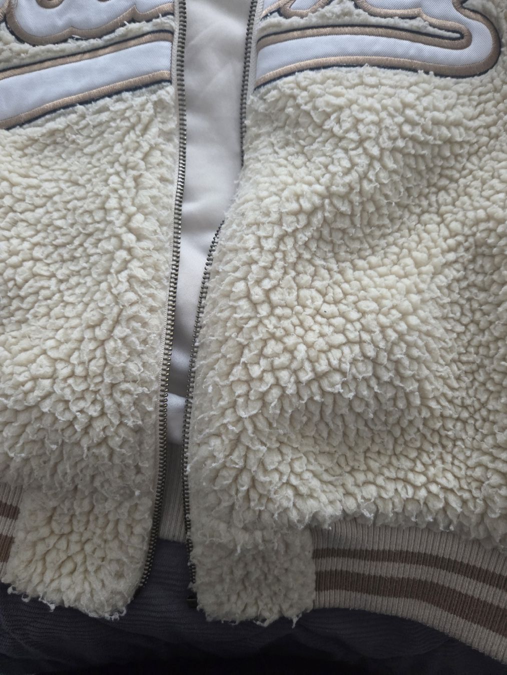 Jacken: Karl Kani Teddy Jacke, Gr. M, – Gebraucht aus Utzenstorf von Ernie_und_Bert 1