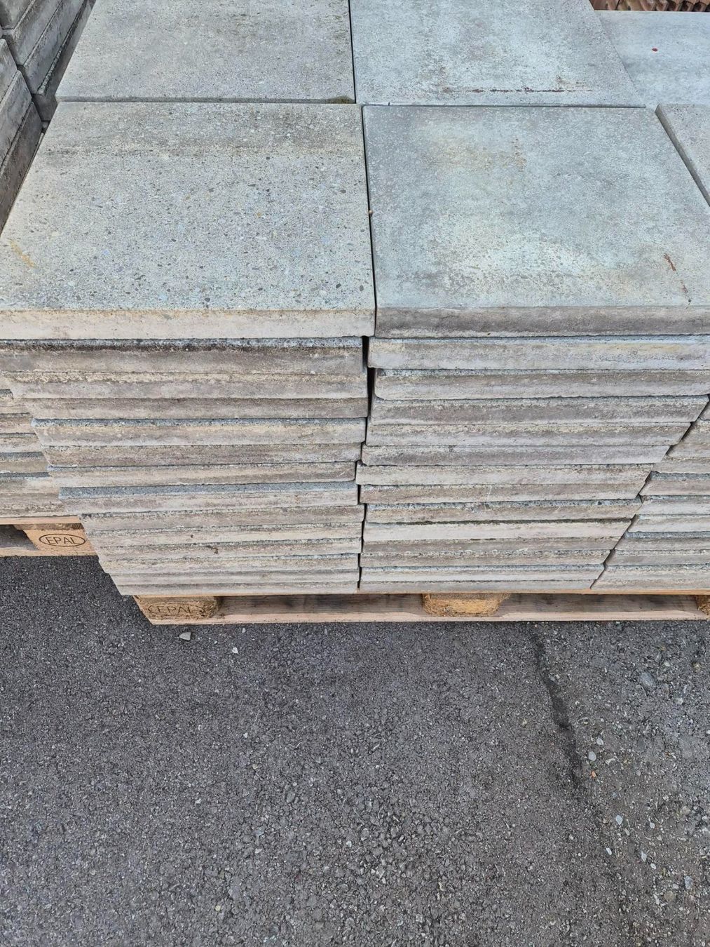 Rivestimenti per pavimenti: Gartenplatten 40/40/4 – Usato da Münchwilen TG venduto da Jndian 1