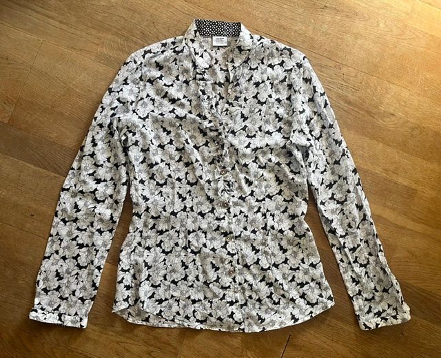 Chemisiers: Hübsche Bluse mit Blumenmuster und Rüschen – D'occasion à Steinmaur par Dyleila