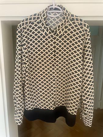 Bluse von Zara, hellbeige mit dunkelblauem Muster