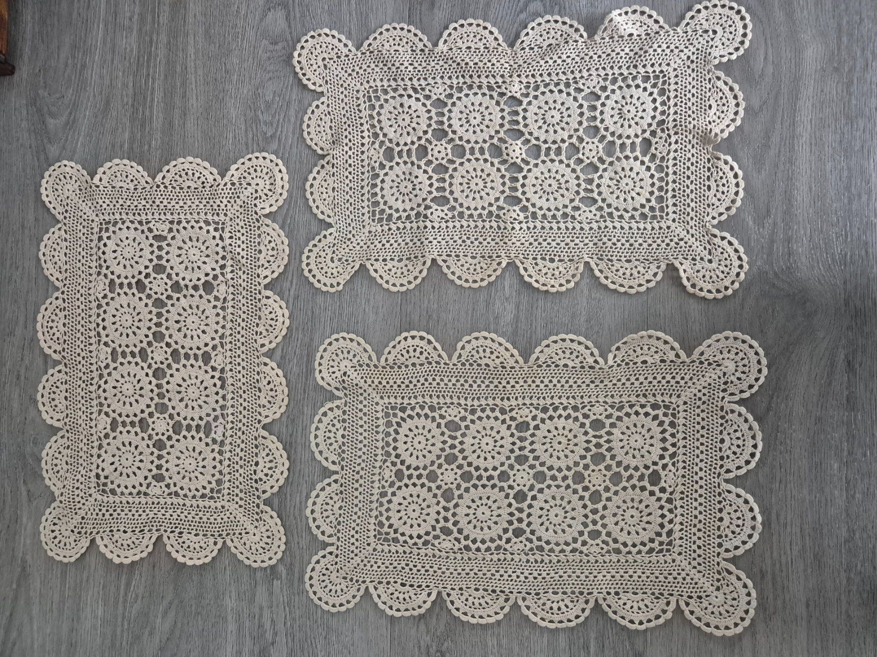 Tutte le decorazioni: Gehäkelte Deckchen, Tischsets, beige, 3 Stück, Vintage – Usato da Eglisau venduto da nicij79