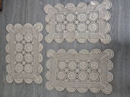 Gehäkelte Deckchen, Tischsets, beige, 3 Stück, Vintage