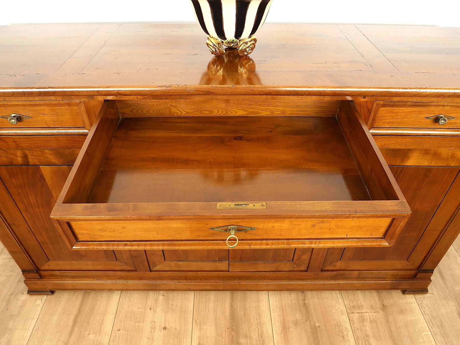 Cassettiere: Kommode Anrichte Sideboard Kirschbaum Massivholz – Usato da Oberaegeri venduto da Mokina1 2