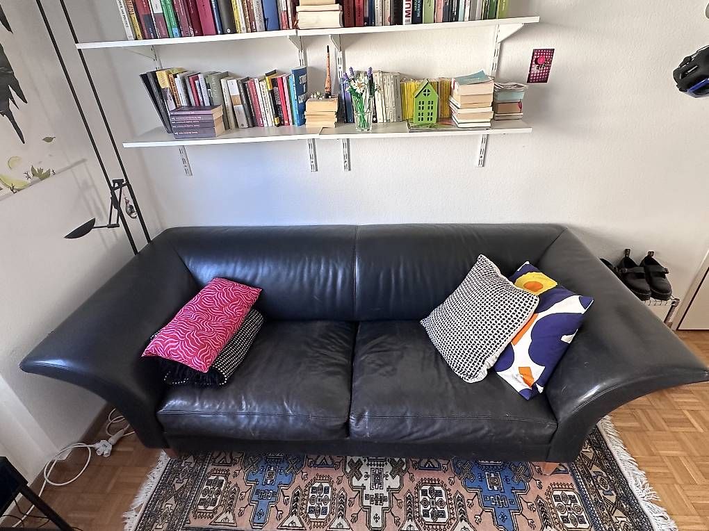 Sofas: Schwarzes Ledersofa zu verschenken – D'occasion à Zürich par Noanba 3