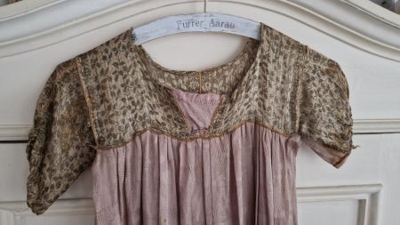 Antikes Ballettkleid, rosa mit Spitze Handarbeit