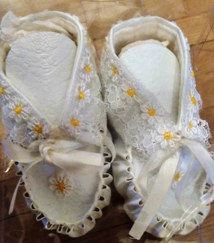Scarpe per ragazzi: Babyschuhe, weiss mit Blümchen bestickt – Nuovo e nell'imballaggio originale da Zürich venduto da 1980ale