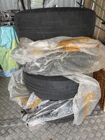 Reifen mit Felgen und Radkappen 215/70 R16H 4 Stk.