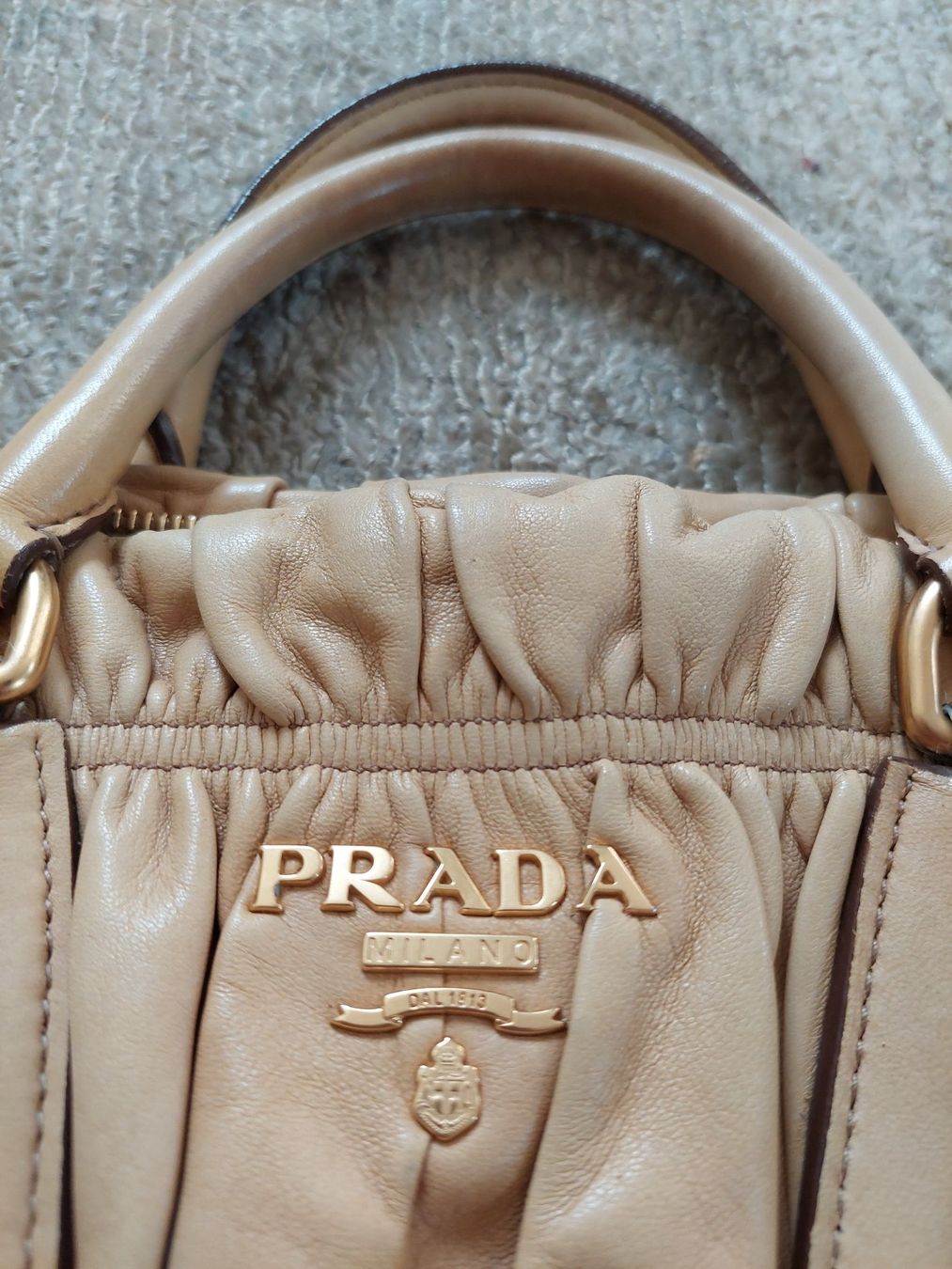 Prada Taschen: Prada Gaufre Shopper beige – Gebraucht aus Zürich von Taxista 1