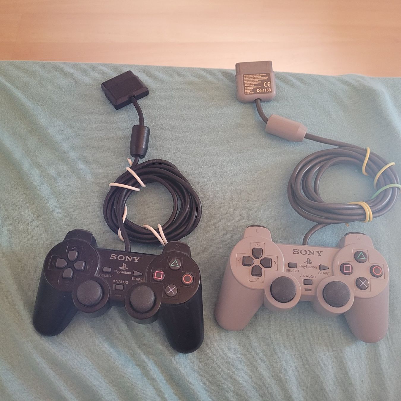Sony Controller: 2 Sony PlayStation Controller Set gebraucht schwarz grau – Gebraucht aus Grône von Gronibar