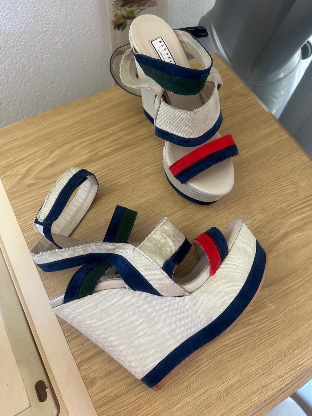 Scarpe da donna: Plateaupumps mit Keilabsatz von SERAFINI ETOILE – Usato da Neuhausen venduto da Lechasseur