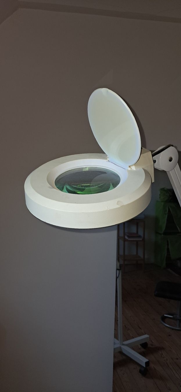 Lampade: Kosmetik- Ständerlampe mit Lupe – Usato da Gerlafingen venduto da kaple 1