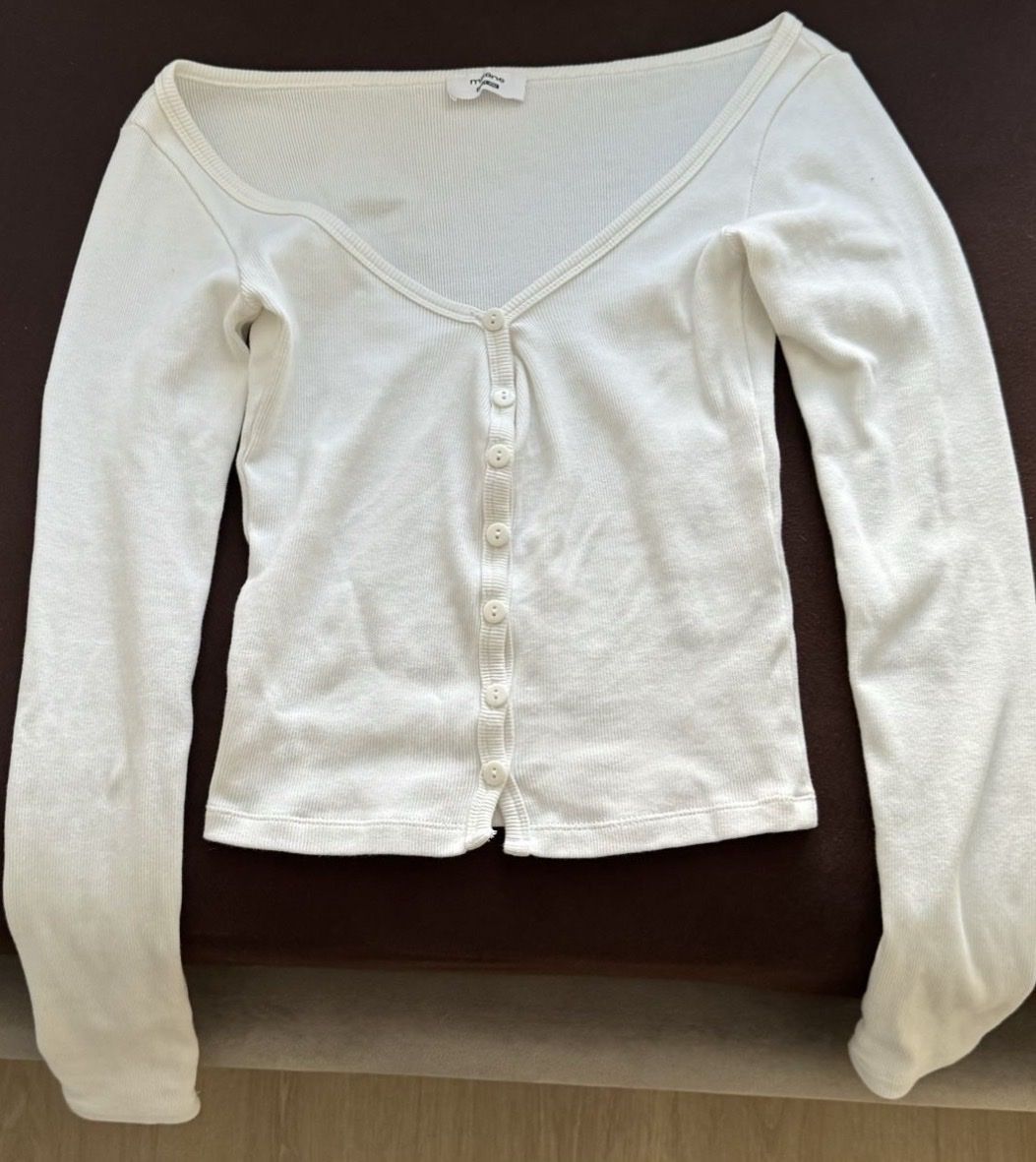 Top: Weisses Off-Shoulder Top mit Knöpfen Gr. S/M – Usato da Elgg venduto da bea_9qzt 1