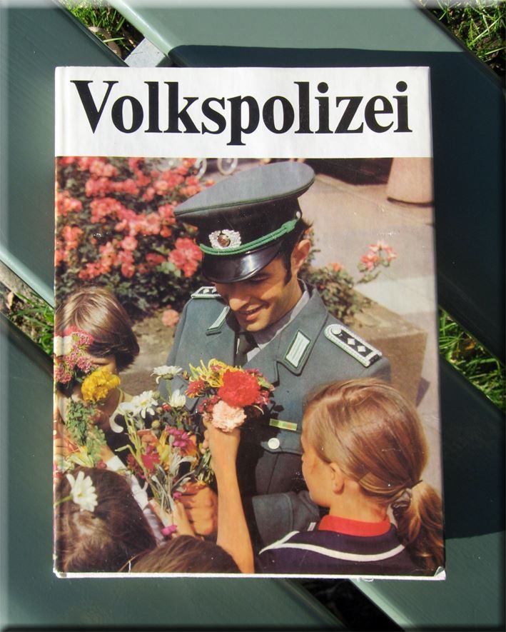 Libri: VOLKSPOLIZEI -- Zeit im Bild Dresden -- – Usato da Bern venduto da Ultimaa