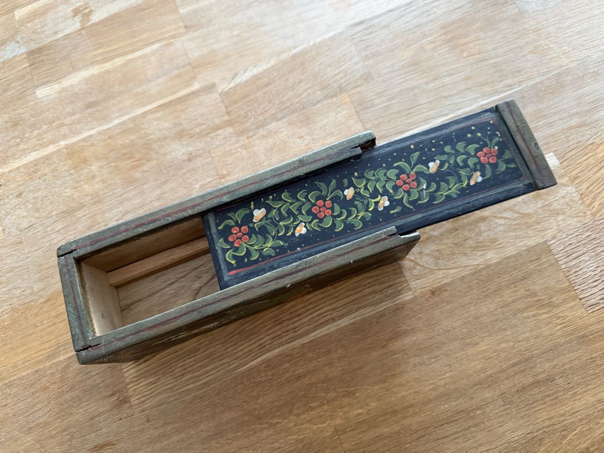 Casse di trasporto: Holzschatulle bemalte Figur und Blumenmuster alt – Usato da Goldach venduto da Donpancho 7