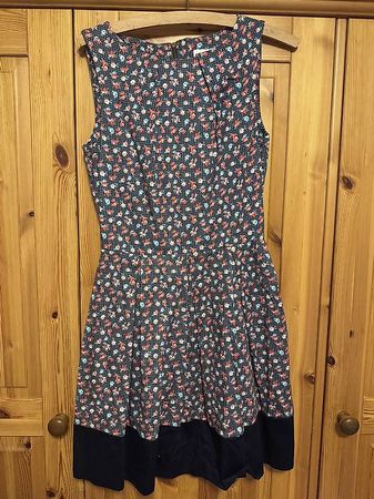 Neu Damenkleid mit Blumen