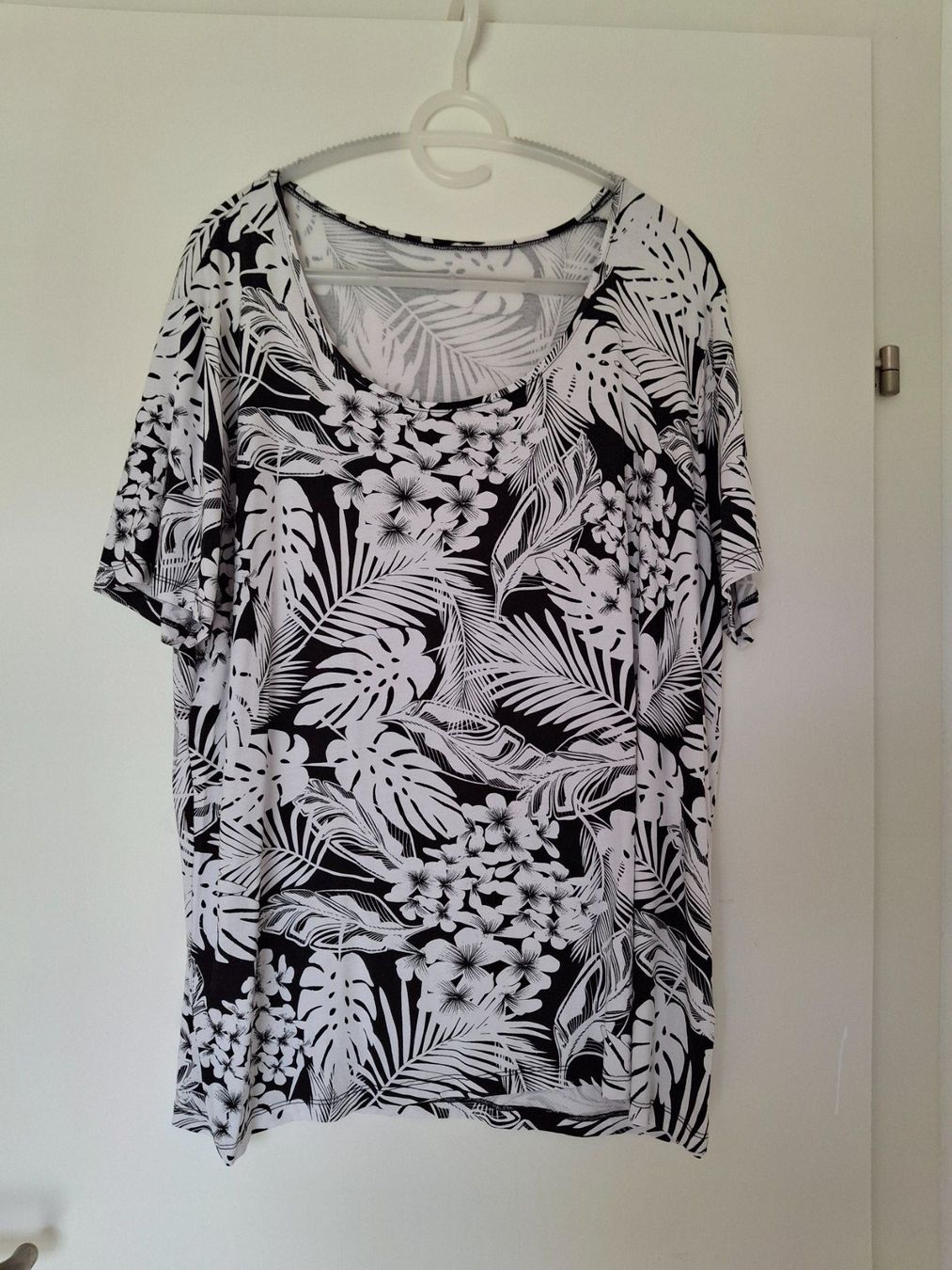 T-shirt: T-Shirt schwarz-weiss, Grosse Grössen – Nuovo (secondo la descrizione) da WALTERSWIL SO venduto da thb_ybm8