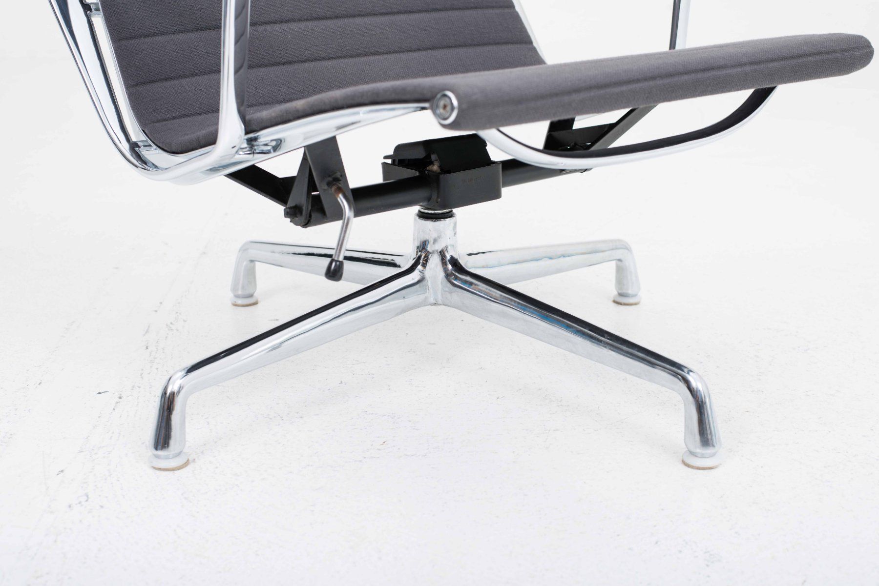 Vitra Poltrone: Vitra EA 124 Sessel von Charles & Ray Eames in grauem Hopsak – Usato da Zürich venduto da STUZH38 8