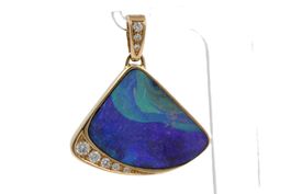 Anhänger mit grossem Boulder Opal in 18K Gelbgold *S2099
