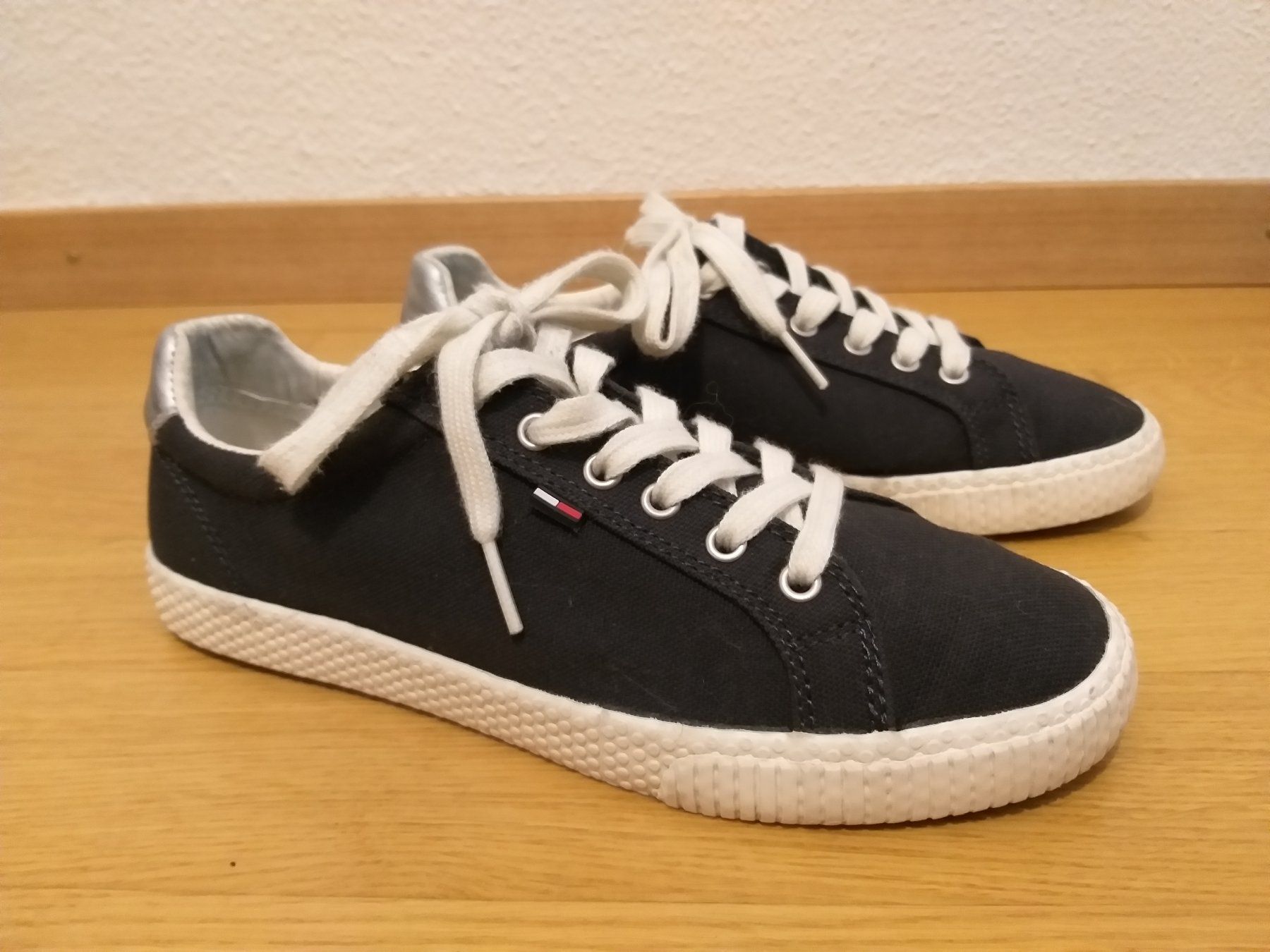 Tommy Hilfiger Scarpe da donna: TOMMY HILFIGER Sneakers pointure / Nummer 37 – Usato da Cossonay-ville venduto da Super-Price-Quality 1