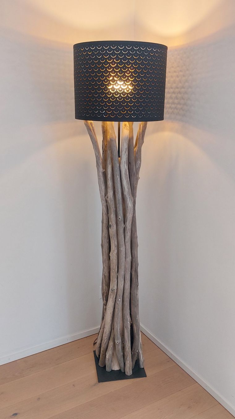 Lampen: Schwemmholz-Stehleuchte Driftwood Elegance – Neu und originalverpackt aus Egnach von Oldwoodstyle