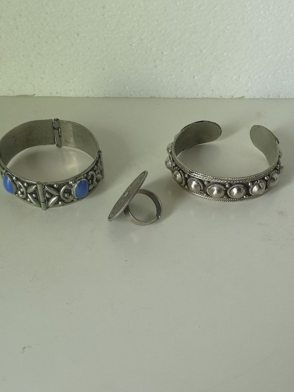 Altri gioielli: Zwei Armbänder und ein Ring aus Silber. – Usato da Bern venduto da Yunkom 1