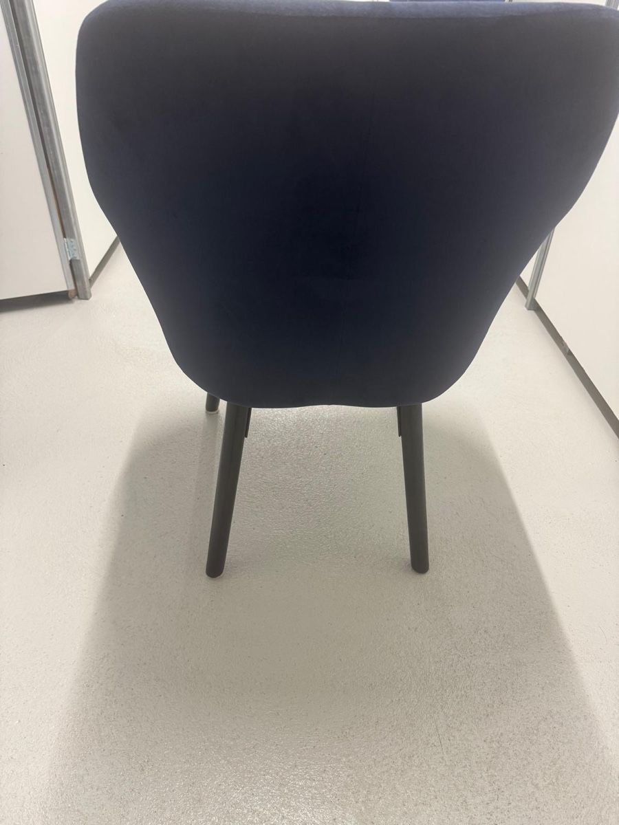 Poltrone: Sessel dunkelblau & Holzbeinen – Usato da Embrach venduto da Laura2386 1