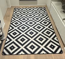 Teppich schwarz weiss geometrisches Muster