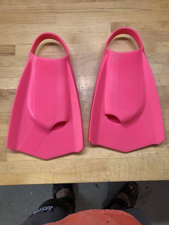 Pinne, Maschere & Boccagli: 2 neue Schmimmflossen,pink EU 44-45 – Usato da Villnachern venduto da focusride 2