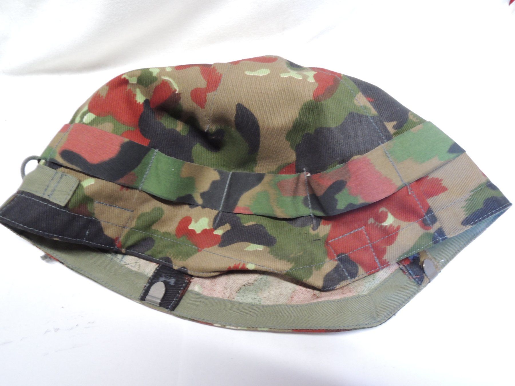 Schweizer Armee Uniformen: Schweizer Armee Tarnüberzug zu Helm "neu" – Neu (gemäss Beschreibung) aus Uznach von Othmar52