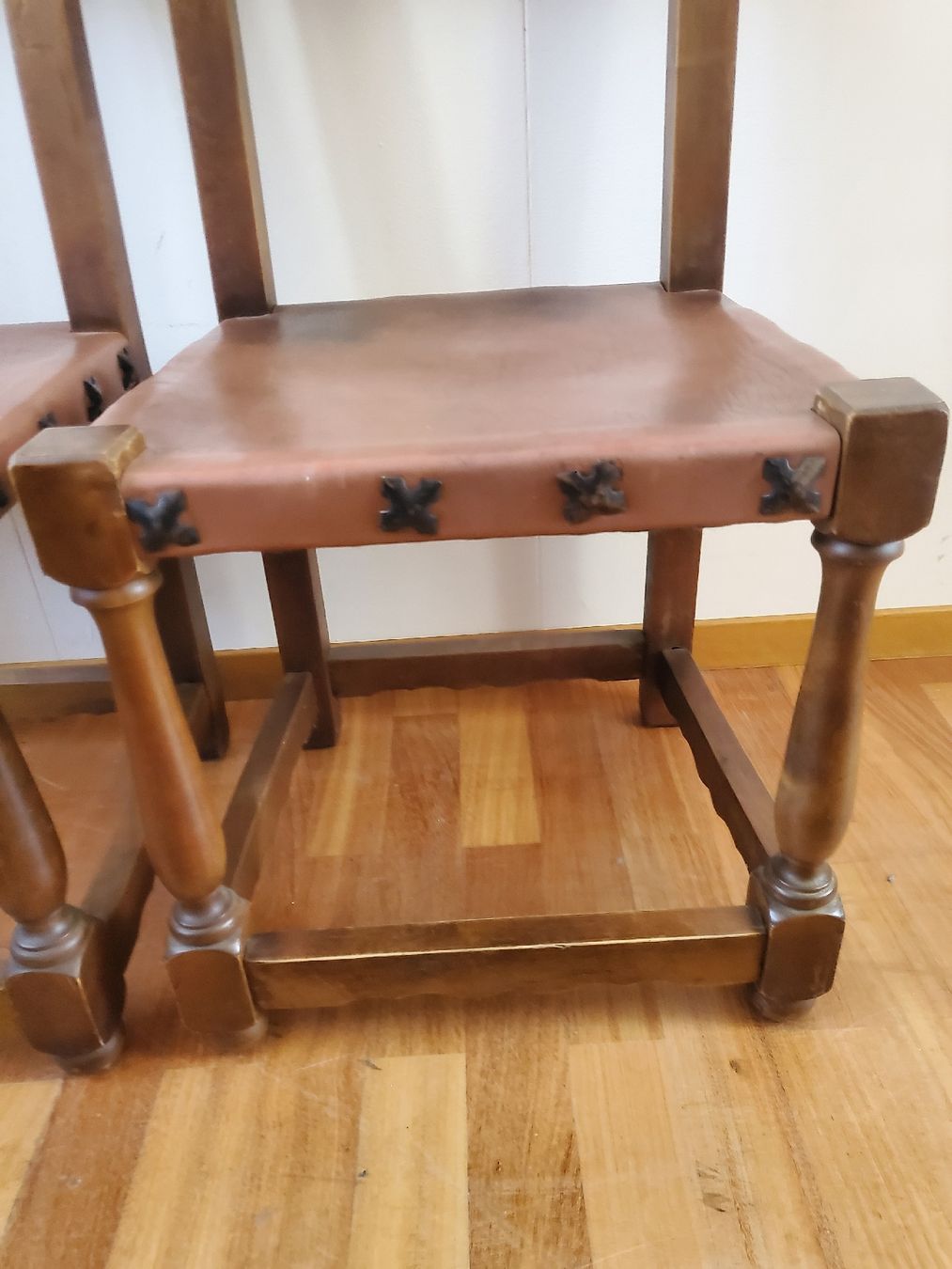 Chaises: Spanische Stühle Leder Sitz Holz 2 St. Wunderschön – D'occasion à Einsiedeln par high5 3
