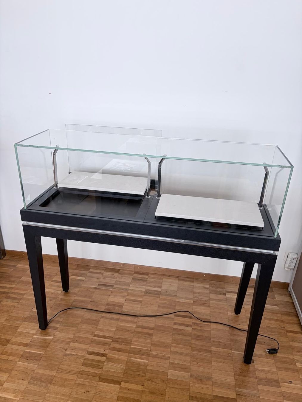 Vetrine: 2 elegante und gut erhaltene Glas Vitrinen – Usato da St. Gallen venduto da RyTriNad