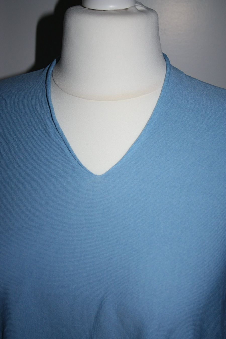 Maglioni & Felpe: Pullover mit V-Ausschnitt hellblau Gr. XL – Usato da Flüelen venduto da Diversicum-Textil 2
