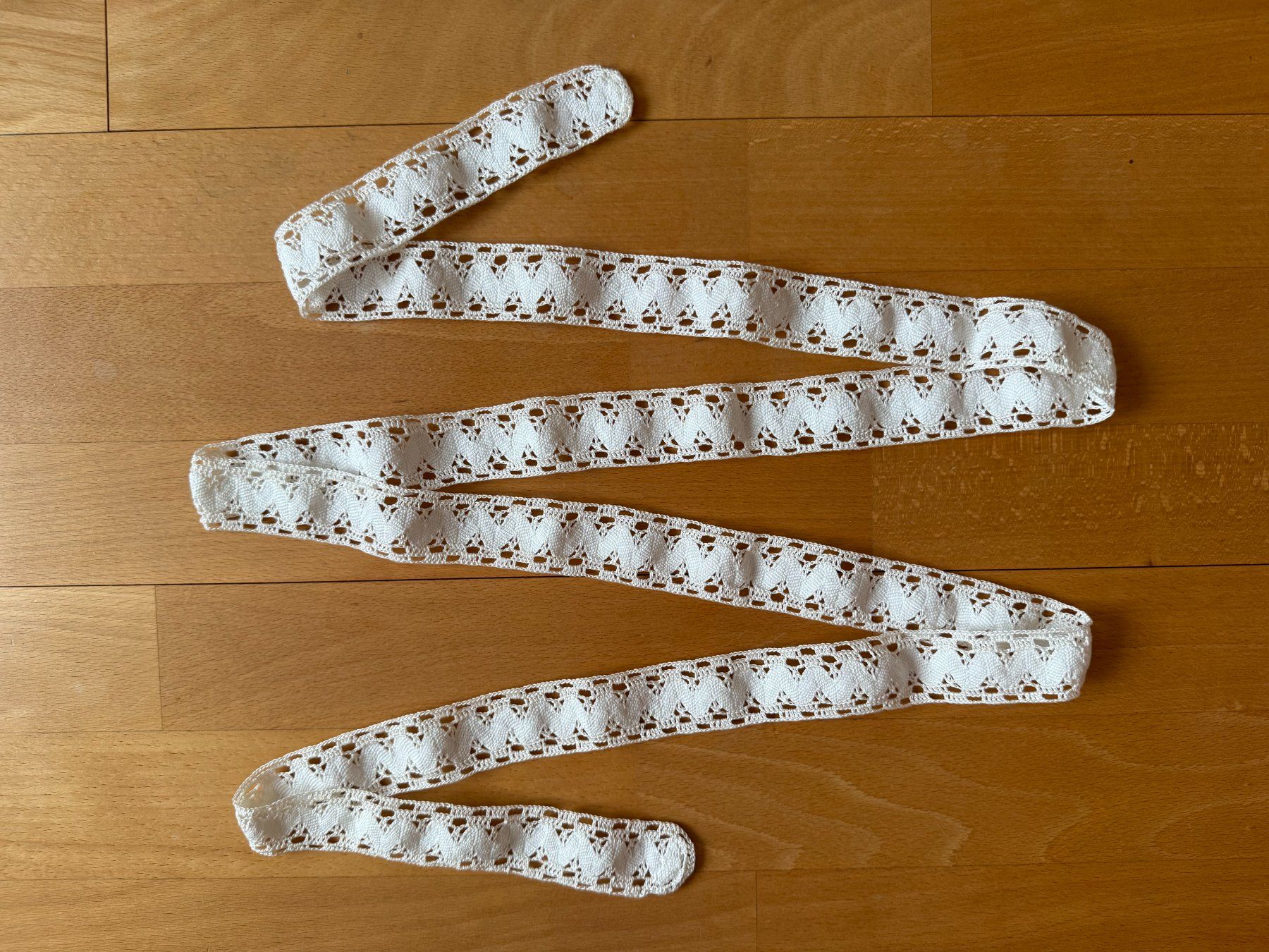 Nastri decorativi: Spitzenband   Handarbeit  Häkelarbeit  200 x 3 cm – Usato da Subingen venduto da ArtBead