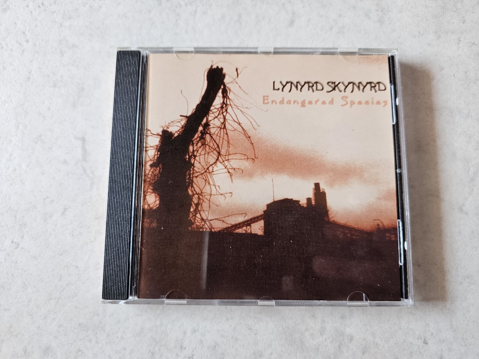 CD: Lynyrd Skynyrd  -  Endangered Species – Usato da Schneisingen venduto da backstore24