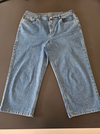 Damen Jeans Grösse 40 mit kurzem Bein