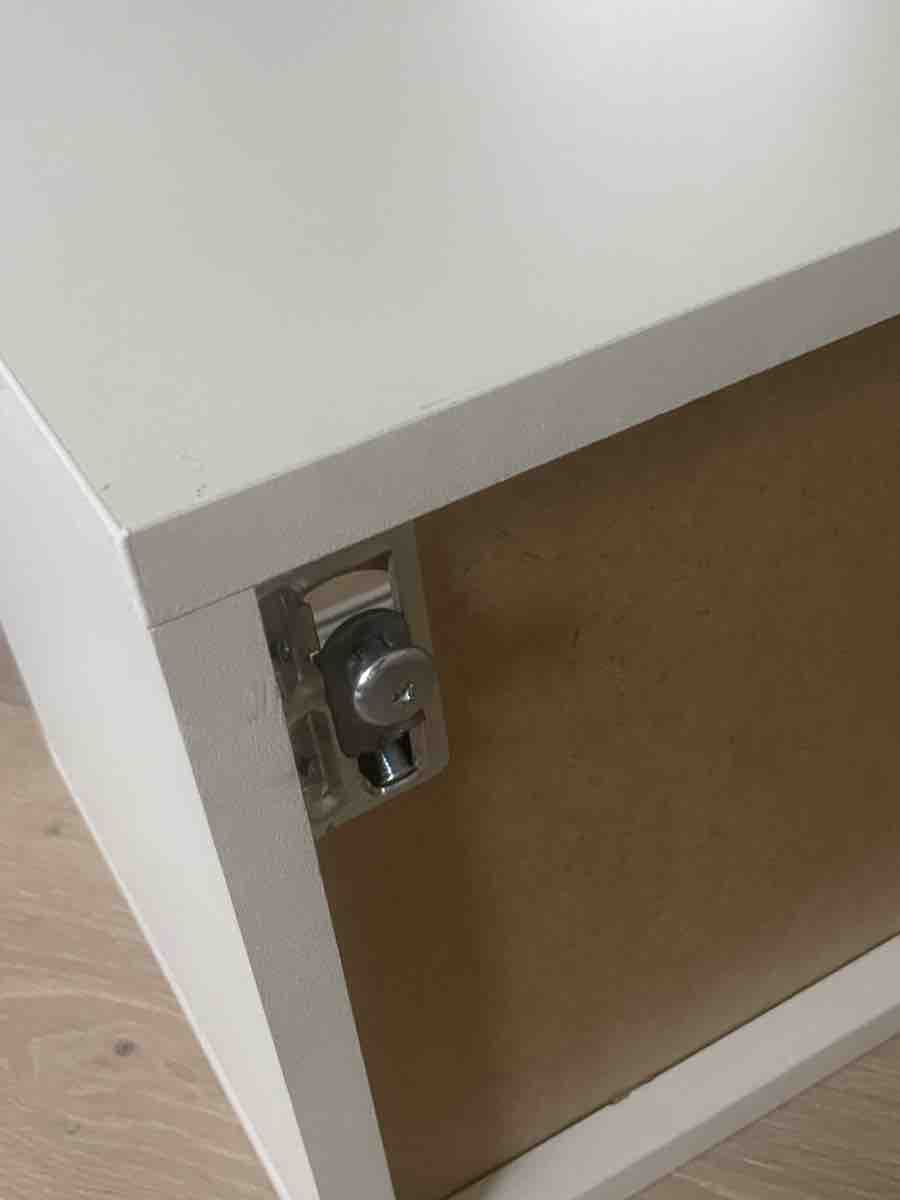 Cassettiere: Schubiger Hängeschrank mit Schiebetüren – Usato da Dietikon venduto da Nieselchen 5