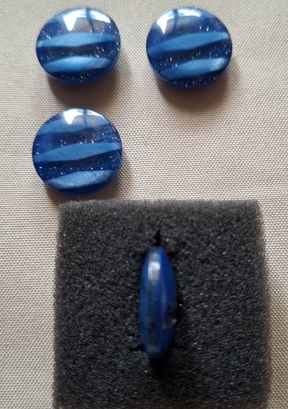 Knöpfe: 4 Knöpfe blau mit Glitzereffekt, 20 mm. – Gebraucht aus Dietikon von Hirschkopf 2