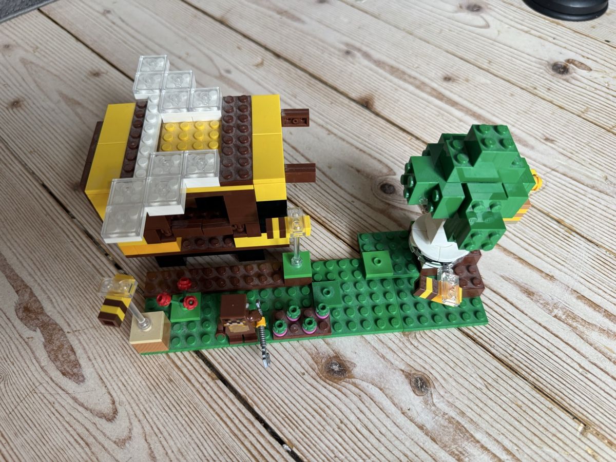 Lego Spielzeuge: Lego Minecraft Bienenzüchter Set – Gebraucht aus Buchs SG von thehooches
