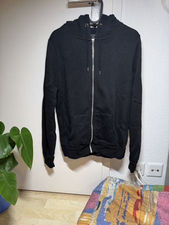 Black hoodie zipped // Schwarzer Kapuzenpullover mit Reißver