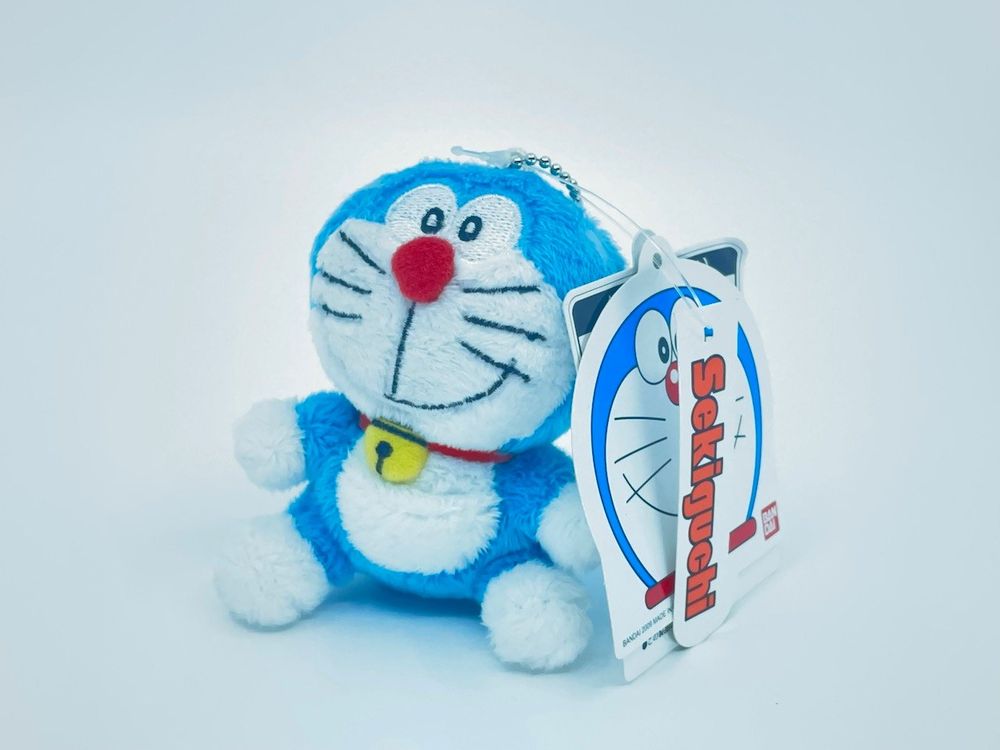 PLAY BY PLAY Doraemon Fliegend Plüsch – 25 Cm Großer Kuschelroboter – Offizielles Lizenzprodukt