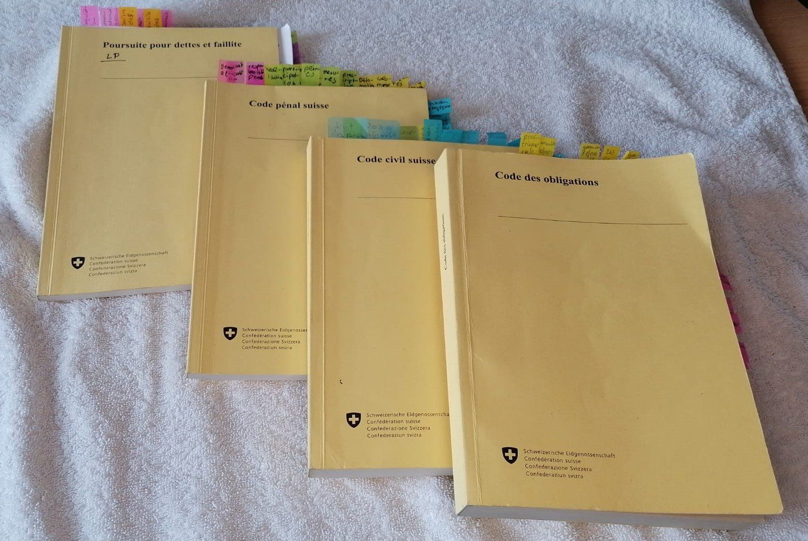 Livres: 4 Gesetzbücher – D'occasion à Grächen par Hel7890