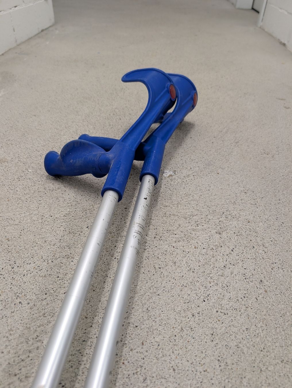Medizinische Geräte: Pair of Blue Crutches – Gebraucht aus Zürich von lad_6j8s 3