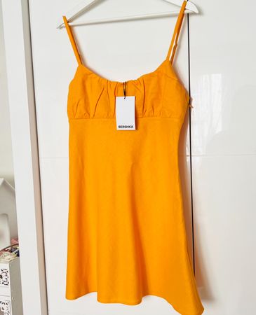 BERSHKA-TRÄGERKLEID