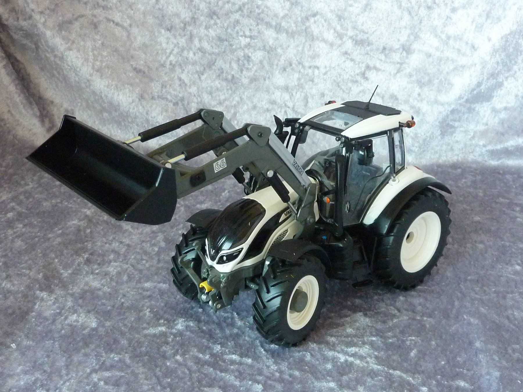 Wiking Kit di modellismo & Modellini statici: Valtra T174 mit Frontlader 1:32 – Nuovo (secondo la descrizione) da Dürrenäsch venduto da modellautos4you 3