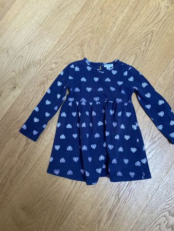 Langarmkleid mit Herzmuster, Grösse 80