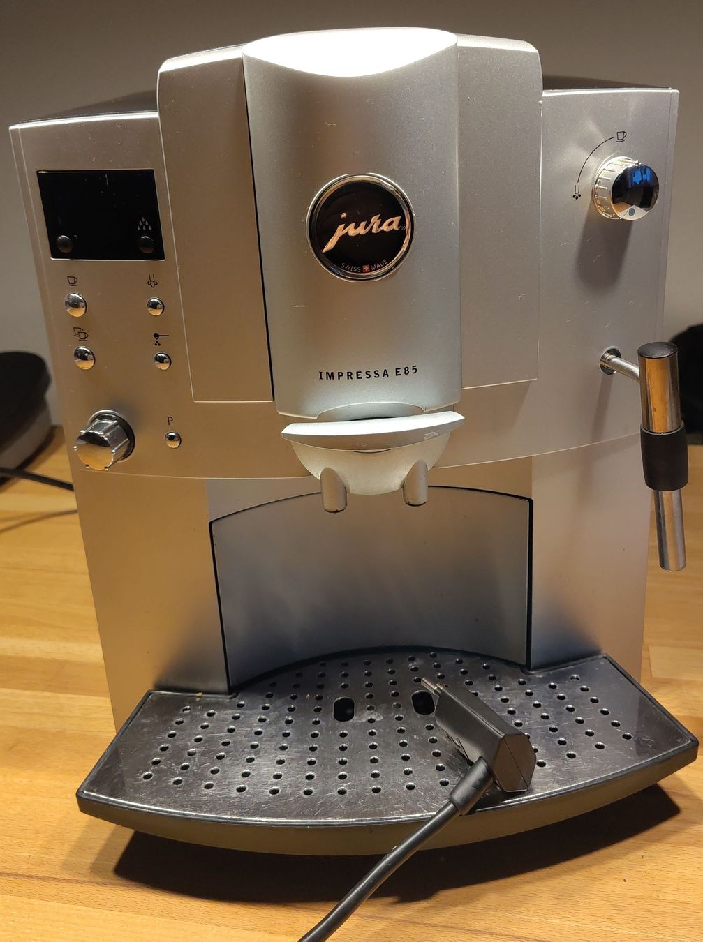 Jura Macchine per caffè & Macchine per espresso: Jura Impressa E85 Kaffeevollautomat – Usato da Schaffhausen venduto da chr_2rw5