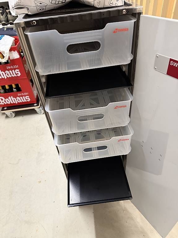 Swissair Autres aviation: Swiss Flugzeug Trolley mit Tablet – D'occasion à Winterthur par Calculating.Infinity 3