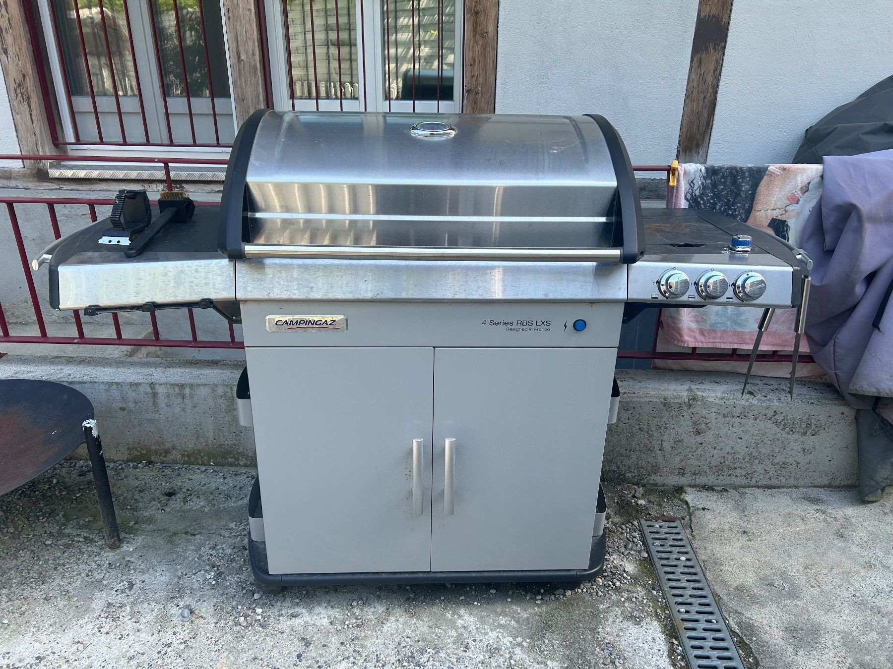 Griglie: Campingaz 4-Brenner Gasgrill mit Abdeckung – Usato da Mühledorf SO venduto da Dania77