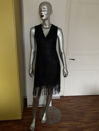 AKRIS: Cool und sexy - schwarzes Abend-Kleid mit Fransen, 36